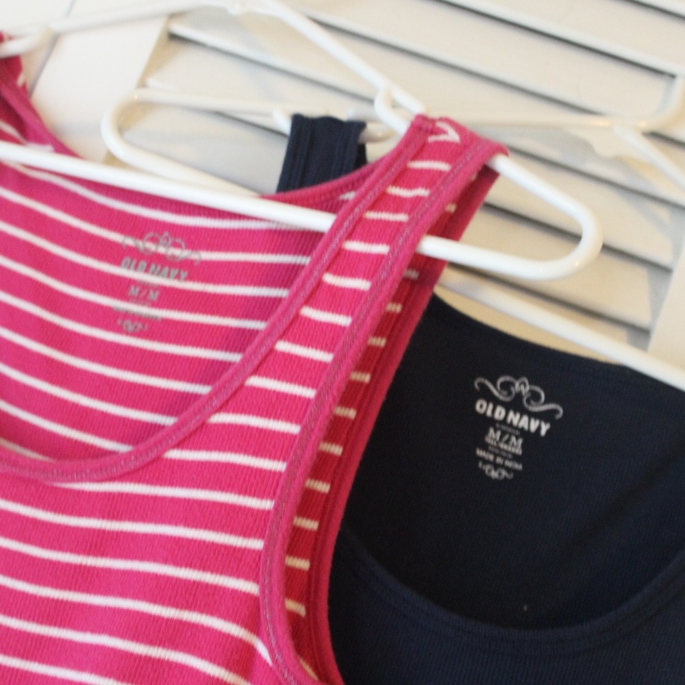 set of 2 Old Navy cotton tanks - M